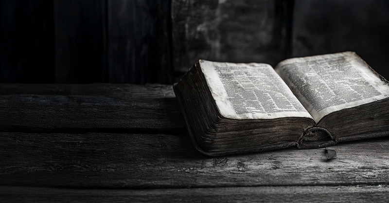 Ein altes Lexikon liegt auf einem rustikalen Tisch